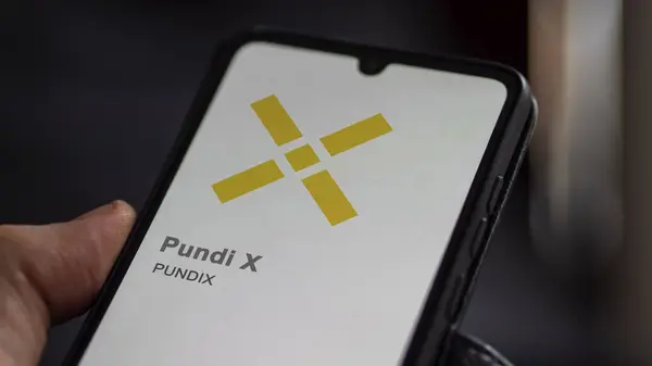 在交易所的屏幕上关闭 Pundix Pundi X的标识 Pundi X价格股票 一个装置上的Pundi X美元 — 图库照片
