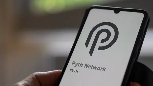 在交换机屏幕上的 Pyth Pyth Network标识上进行紧密监视 Pyth Pyth Network价格股票 设备上的Pyth美元 — 图库照片