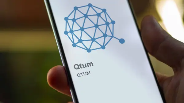 交換画面のロゴ Qtum にクローズアップしてください Qtum Qtum 価格ストック デバイス上の Qtum — ストック写真