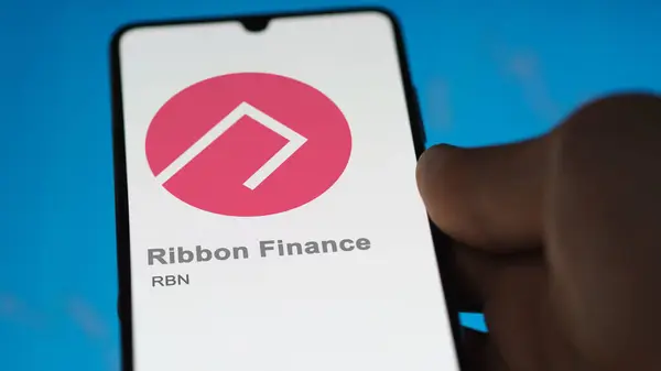 交換画面にリボンファイナンス Rbn のロゴを閉じます Rbn リボンファイナンス株 デバイス上のRbn — ストック写真