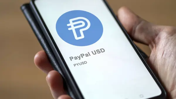 取引所の画面に Pyusd Paypal Usdのロゴを閉じます Pyusd Paypal Usdの価格ストック デバイス上のPyusd — ストック写真