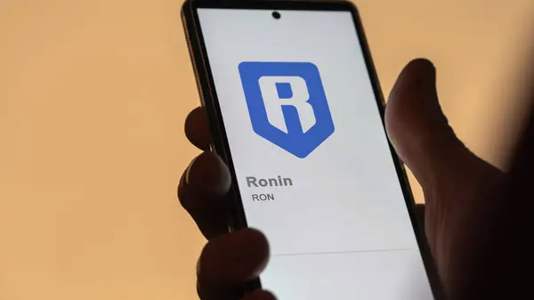 Değiş Tokuş Ekranındaki Ronin Logosuna Yaklaş Ronin Hisse Senetleri Bir — Stok fotoğraf