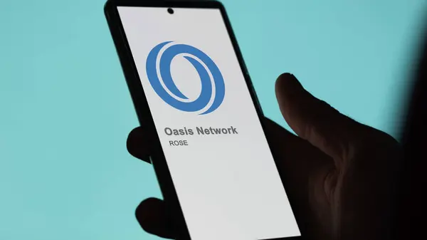 密切关注 Rose 绿洲网络的标识在屏幕上的交流 绿洲网络 Oasis Network 价格股票 一个装置上的Rose美元 — 图库照片