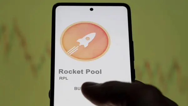 在交易所的屏幕上关闭 Rpl 火箭池的标识 Rpl Rocket Pool Price Stocks Rpl Device — 图库照片