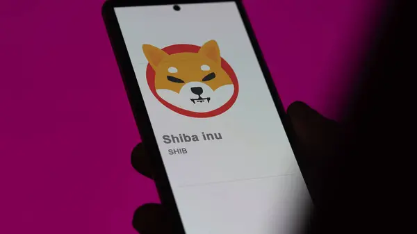Tutup Pada Logo Shib Shiba Inu Pada Layar Pertukaran Shib — Stok Foto