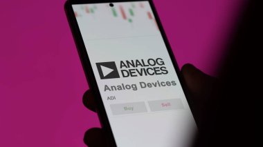 09 Nisan 2024, Wilmington, Massachusetts. Bir takas ekranındaki Analog Aygıtlarının logosuna yaklaş. Analog Aygıtları fiyat hisseleri, bir aygıt üzerinde ADI $.