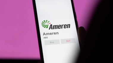 29 Nisan 2024, St. Louis, Missouri. Bir değiş tokuş ekranında Ameren 'in logosuna yaklaş. Ameren hisse senetleri, bir cihazda AEE $.