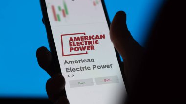09 Nisan 2024, Columbus, Ohio. Değiş tokuş ekranındaki Amerikan Elektrik Gücü logosuna yaklaş. Amerikan Elektrik Fiyat Hisseleri, bir cihaza AEP $.