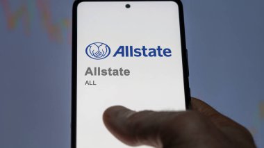 29 Nisan 2024, Glenview, Illinois. Değiş tokuş ekranındaki Allstate logosuna yaklaş. Tüm eyalet hisse senetleri, bir cihaza $All.