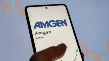 09 Nisan 2024, Thousand Oaks, Kaliforniya. Bir değiş tokuş ekranında Amgen 'in logosuna yaklaş. Amgen fiyat hisseleri, bir aygıt üzerinde AMGN $.