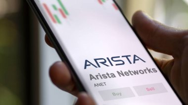 29 Nisan 2024, Santa Clara, Kaliforniya. Bir değiş tokuş ekranında Arista Networks 'ün logosuna yaklaş. Arista Networks hisse senetleri, bir aygıt üzerinde ANET $.