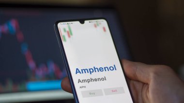 29 Nisan 2024, Wallingford, Connecticut. Değiş tokuş ekranındaki Amphenol logosuna yaklaş. Amphenol fiyat hisseleri, bir aygıt için APH $.