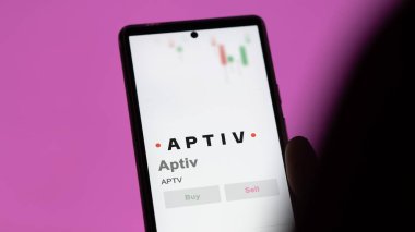 09 Nisan 2024, Dublin, İrlanda. Aptiv 'in logosuna yakın çekim yap. Uygun fiyat hisseleri, bir cihazda APTV $.