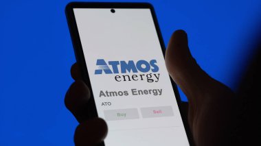 09 Nisan 2024, Dallas, Teksas. Bir değiş tokuş ekranındaki ATMOS Enerjisi logosuna yaklaş. ATMOS Enerji Fiyat Hisseleri, Bir aygıt üzerinde $ATO.