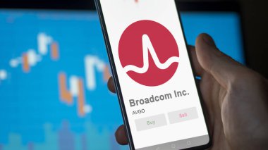 09 Nisan 2024, San Jose, Kaliforniya. Broadcom A.Ş. 'nin logosunu bir takas ekranında kapat. Broadcom Inc. Fiyat hisseleri, bir aygıtta $AVGO.
