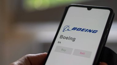 29 Nisan 2024, Chicago, Illinois. Değiş tokuş ekranındaki Boeing logosuna yaklaş. Boeing fiyat hisseleri, bir cihaza BA dolar..