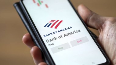 09 Nisan 2024, Charlotte, Kuzey Carolina. Bir değiş tokuş ekranında Bank of America logosuna yaklaş. Bank of America hisse senedi fiyatları, bir cihaza BAC $.