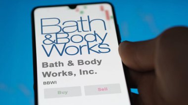 09 Nisan 2024, Columbus, Ohio. Bath & Body Works, Inc. 'nin logosunu bir değiş tokuş ekranında kapatın. Bath & Body Works, Inc fiyat hisseleri, bir aygıt üzerinde $BBWI.