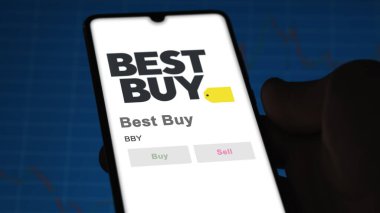 09 Nisan 2024, Richfield, Minnesota. Best Buy 'ın logosunu bir değiş tokuş ekranında kapat. Best Buy hisse senetleri, bir cihazda BBY $.