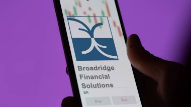 29 Nisan 2024, Lake Success, New York. Broadridge Finansal Çözümler 'in logosunu bir değiş tokuş ekranında kapatın. Broadridge Finansal Çözümler hisse senetleri, cihaza BR $.