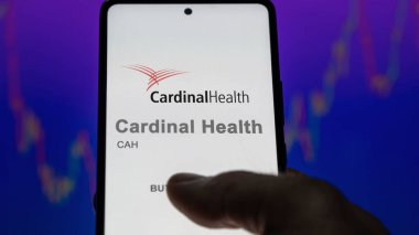 09 Nisan 2024, Dublin, Ohio. Değiş tokuş ekranındaki Kardinal Sağlık logosuna yaklaş. Kardinal Sağlık Fiyat Hisseleri, bir cihaza CAH $.