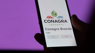 29 Nisan 2024, Chicago, Illinois. Bir değiş tokuş ekranındaki Conagra Markalarının logosuna yaklaş. Conagra Markaları hisse senedi fiyatları, bir cihazda CAG $.