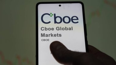 29 Nisan 2024, Chicago, Illinois. Değişim ekranındaki Cboe Global Market logosuna yaklaş. Cboe Global Market hisse senetleri, CBOE $bir aygıt üzerinde.