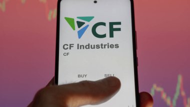 29 Nisan 2024, Deerfield, Illinois. Değiş tokuş ekranındaki CF Endüstri logosuna yaklaş. CF Endüstri hisse senedi fiyatları, cihazda CF $.