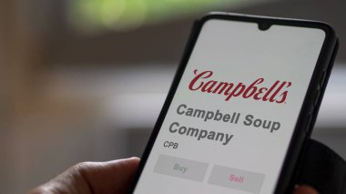 29 Nisan 2024, Camden, New Jersey. Bir takas ekranında Campbell Çorba Şirketi 'nin logosuna yaklaş. Campbell Çorba Şirketi hisse senetleri, bir cihazda CPB $.
