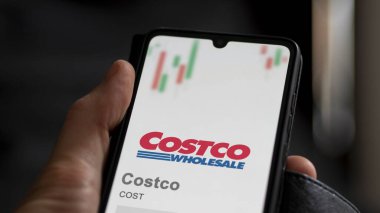 29 Nisan 2024, Issaquah, Washington. Değiş tokuş ekranındaki Costco logosuna yaklaş. Costco hisse senetleri, bir cihazın maliyeti.