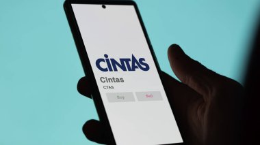 29 Nisan 2024, Mason, Ohio. Bir değiş tokuş ekranındaki Cinta logosuna yaklaş. Cintas hisse senetleri, CTAS $bir aygıt üzerinde.