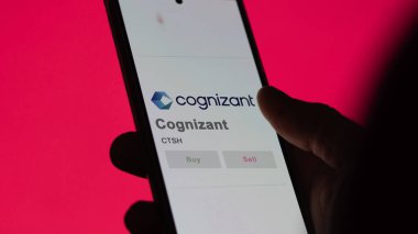 09 Nisan 2024, Teaneck, New Jersey. Bir değiş tokuş ekranındaki Cognizant logosuna yaklaş. Bilinen fiyat hisseleri, bir aygıtın CTSH değeri.
