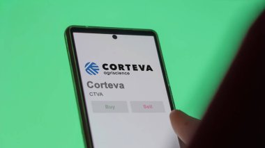 09 Nisan 2024, Indianapolis, Indiana. Değiş tokuş ekranındaki Corteva logosuna yaklaş. Corteva hisse senetleri, bir cihaza CTVA $.