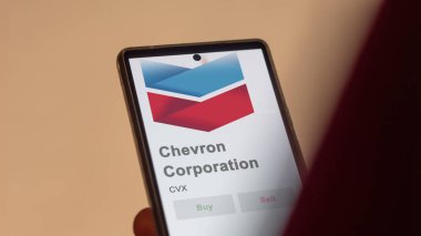 09 Nisan 2024, San Ramon, Kaliforniya. Bir değiş tokuş ekranında Chevron Şirketi 'nin logosuna yaklaş. Chevron Şirketi hisse senetleri, cihazda CVX $.