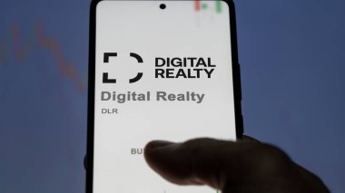 09 Nisan 2024, Austin, Teksas. Değiş tokuş ekranındaki Dijital Gayrimenkul logosuna yaklaş. Dijital Emlak Fiyat Hisseleri, Bir aygıt için DLR $.