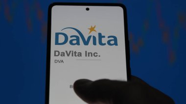 09 Nisan 2024, Denver, Colorado. Bir değiş tokuş ekranında DaVita A.Ş. 'nin logosuna yaklaş. DaVita Inc. Fiyat hisseleri, bir aygıtta DVA $.