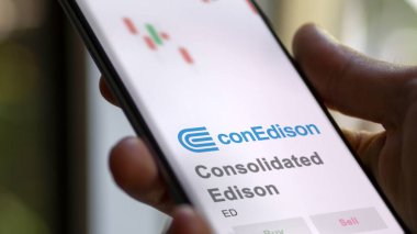 09 Nisan 2024, New York, New York. Consolidated Edison 'un logosunu bir değiş tokuş ekranında kapat. Birleştirilmiş Edison hisse senetleri, bir aygıt için ED $.