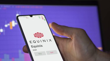 09 Nisan 2024, Redwood City, Kaliforniya. Bir değiş tokuş ekranında Equinix logosuna yaklaş. Equinix fiyat hisseleri, cihaza EQIX $.