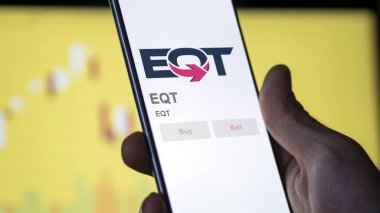 29 Nisan 2024, Pittsburgh, Pennsylvania. Değiş tokuş ekranındaki EQT logosuna yaklaş. EQT hisse senetleri, cihaza EQT $.