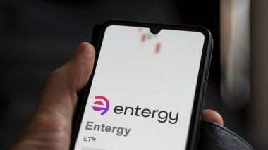09 Nisan 2024, New Orleans, Louisiana. Entergy 'nin logosuna bir değiş tokuş ekranında yaklaş. Girişimci fiyat hisseleri, bir aygıt üzerinde ETR $.