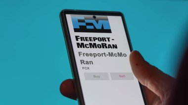 09 Nisan 2024, Phoenix, Arizona. Bir değiş tokuş ekranında Freeport-McMoRan logosuna yaklaş. Freeport-McMoRan hisse senetleri, bir cihaza FCX $.