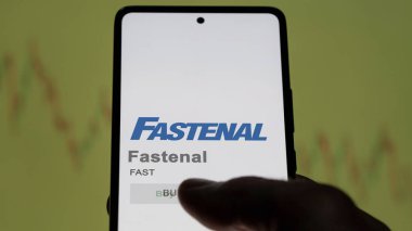 29 Nisan 2024, Winona, Minnesota. Fastenal 'ın logosuna bir değiş tokuş ekranında yaklaş. Fastenal fiyat hisseleri, bir cihazda FAST $.