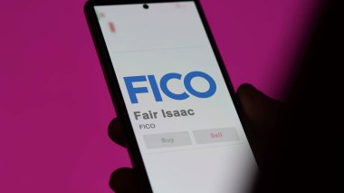 09 Nisan 2024, Bozeman, Montana. Bir değiş tokuş ekranında Adil Isaac 'in logosuna yaklaş. Adil Isaac hisse senetleri, bir cihazda FICO $.