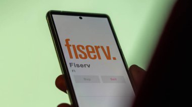 09 Nisan 2024, Brookfield, Wisconsin. Fiserv 'in logosuna yakın çekim yap. Fiserv hisse senetleri, cihaz için FI $.