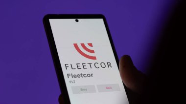 09 Nisan 2024, Atlanta, Georgia. Bir değiş tokuş ekranındaki Fleetcor logosuna yaklaş. Fleetcor fiyat hisseleri, bir cihaza FLT $.