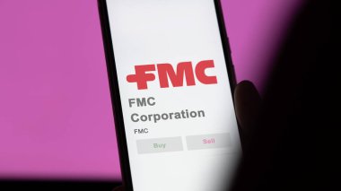 29 Nisan 2024, Philadelphia, Pennsylvania. Bir değiş tokuş ekranında FMC Şirketi 'nin logosuna yaklaş. FMC Şirketi hisse senetleri, bir cihazda FMC $.