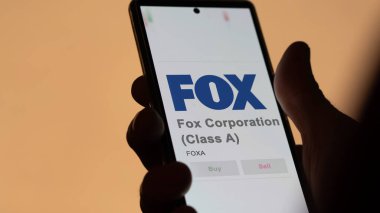 09 Nisan 2024, New York, New York. Fox Corporation 'ın (A sınıfı) logosuna bir takas ekranında yaklaş. Fox Corporation (A sınıfı) hisse senetleri, bir cihaza FOXA $.