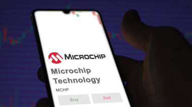 29 Nisan 2024, Chandler, Arizona. Mikroçip Teknolojisi 'nin logosuna bir değiş tokuş ekranında yaklaş. Mikroçip Teknoloji hisse senetleri, bir cihaza $MCHP.