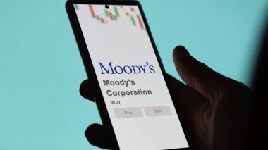 09 Nisan 2024, New York, New York. Değiş tokuş ekranında Moody 's Corporation' ın logosuna yaklaş. Moody 's Şirketi hisse senetleri, bir cihazda MCO $.