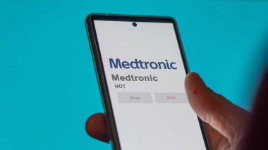09 Nisan 2024, Dublin, İrlanda. Bir değiş tokuş ekranındaki Medtronic logosuna yaklaş. Medtronik fiyat hisseleri, bir cihazda $MDT.